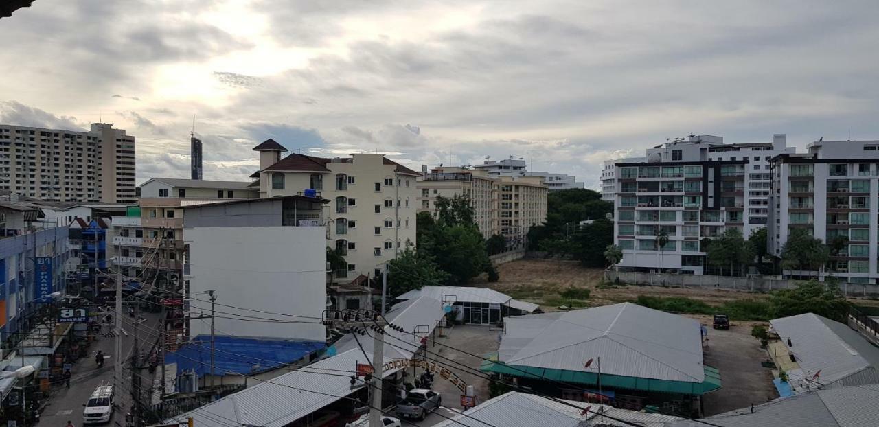 Parinya'S Apartment Pattaya Exterior photo